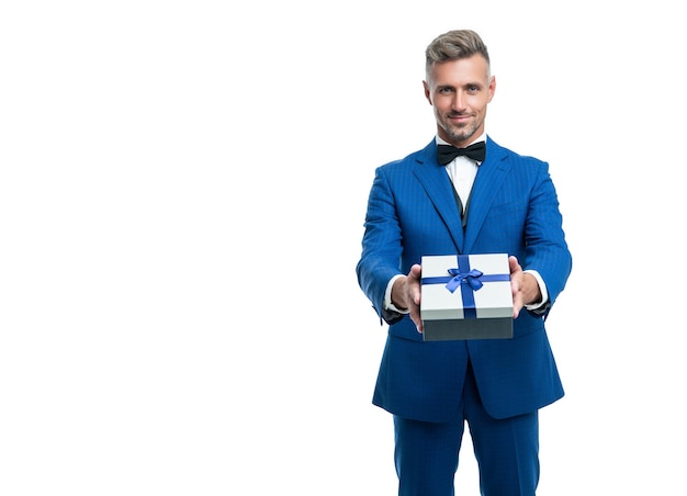 Hombre de traje con regalo de cumpleaños aislado en blanco