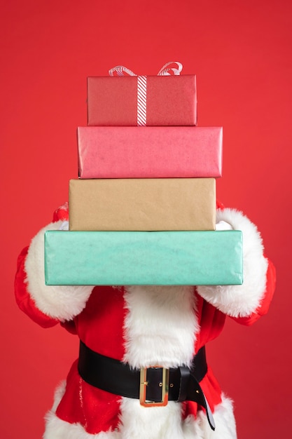 Foto hombre en traje de santa con regalos