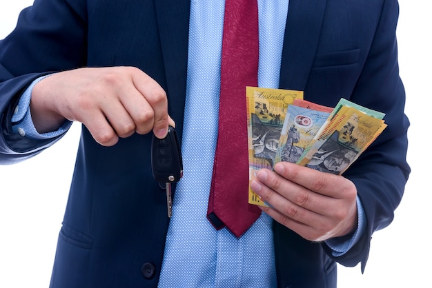 Hombre en traje sosteniendo billetes de dólar australiano cerrar