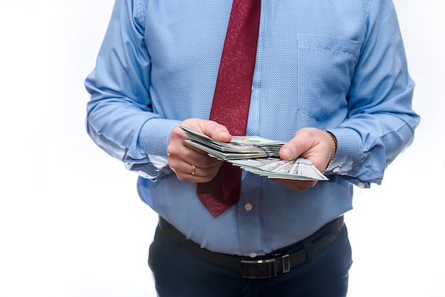 Foto hombre en traje sosteniendo billetes de dólar cerrar