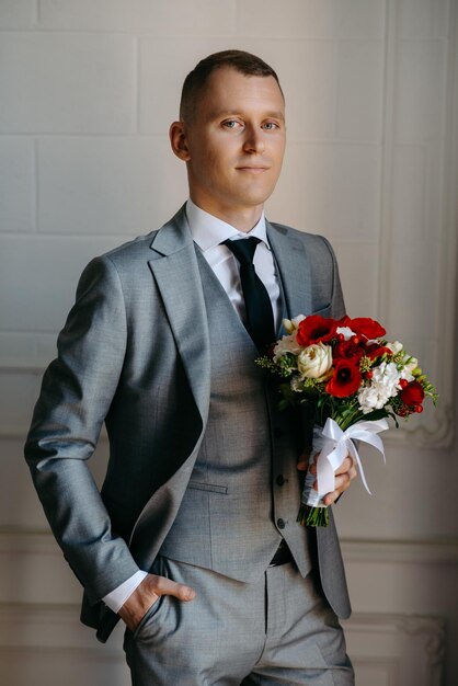 Foto un hombre en un traje sosteniendo un ramo de flores