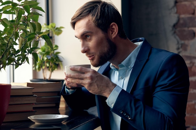 hombre de traje con una taza de café en las manos desayuno estilo de vida ocio foto de alta calidad