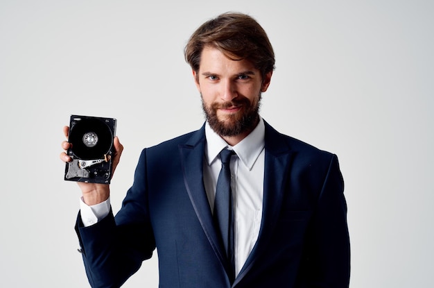 Un hombre con traje tecnología información del disco duro Foto de alta calidad