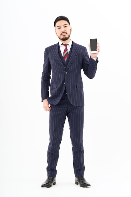 Un hombre de traje con un teléfono inteligente