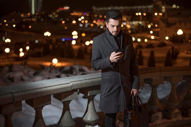 el hombre en el traje