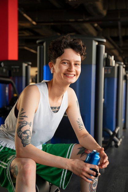 Foto hombre trans haciendo ejercicio en el gimnasio