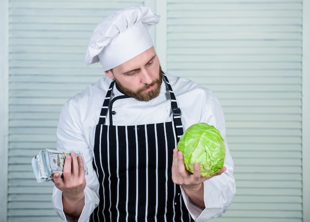 Hombre de transporte de vegetales comprar repollo por dólares hombre maduro amor comida orgánica saludable Dinero negocio profesional chef cocinero en restaurante cocina vegetariana Dieta vitamina cocina culinaria