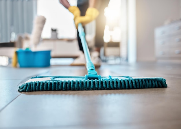 Hombre trapeando o limpiando el piso en la casa o en el hotel de hospitalidad para el servicio de productos de limpieza o el trabajador Limpiador de zoom o bacterias limpieza de primavera higiene salud o mantenimiento de la sala de estar