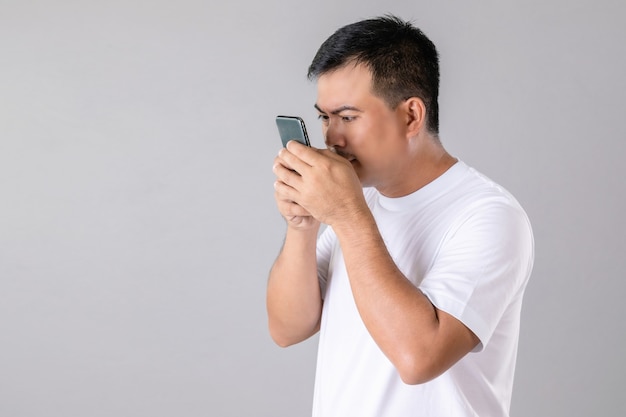 Hombre tratando de mirar más de cerca al smartphone