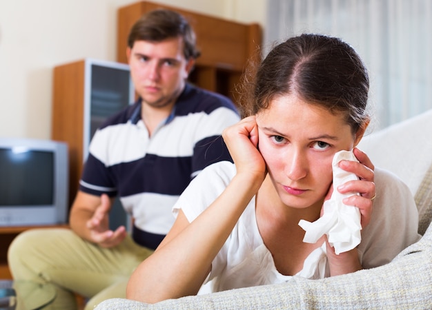 Hombre tratando de reconciliarse con esposa después de la pelea