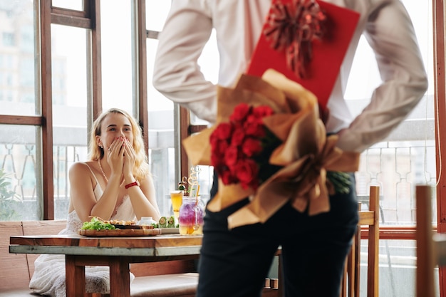 Hombre trayendo regalos en fecha