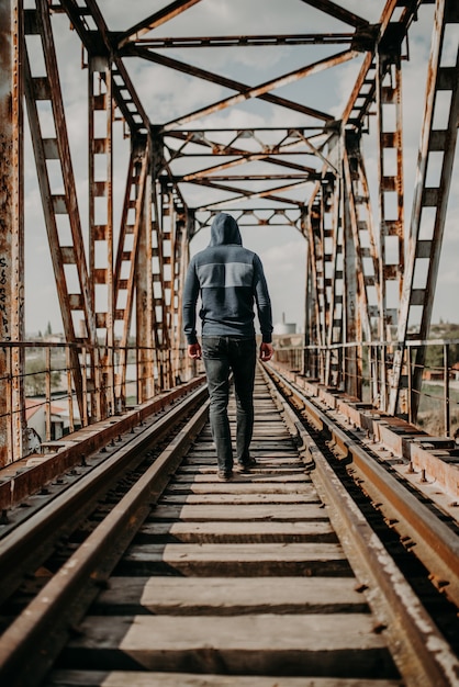 Un hombre va en tren a la distancia