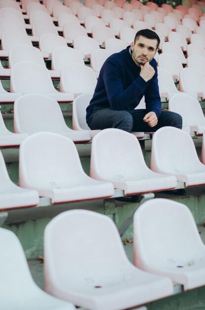 un hombre en una tribuna deportiva