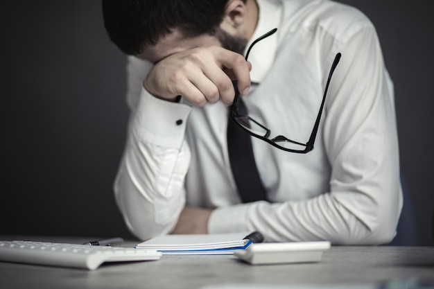 Hombre triste en escritorio de oficina