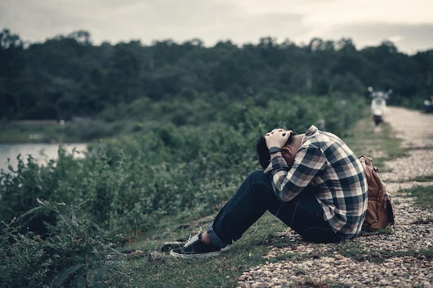 Foto el hombre triste sentado y llorando perdiendo en la vida.