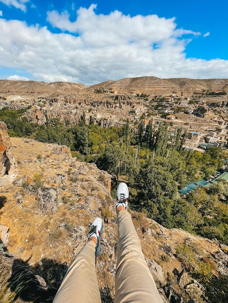 Hombre turista al aire libre en el borde de la orilla del acantilado