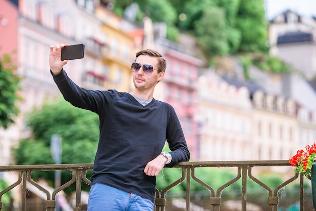 Hombre turista al aire libre en pueblo italiano de vacaciones