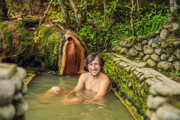 Hombre turista en Belulang Hot Springs en Bali, Village Mengesta, distrito de Penebel, regencia de Tabanan.