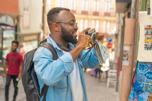 Hombre turista feliz contra la calle acogedora europea