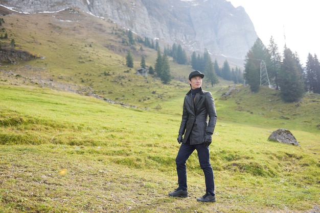 Hombre turista y hermosa vista del valle montaña Saentis, Suiza