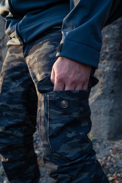 Hombre turista de pie en equipo militar viajes al aire libre o concepto militar