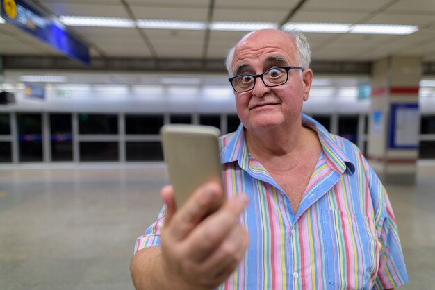 Hombre turista senior con sobrepeso explorando la ciudad de Bangk