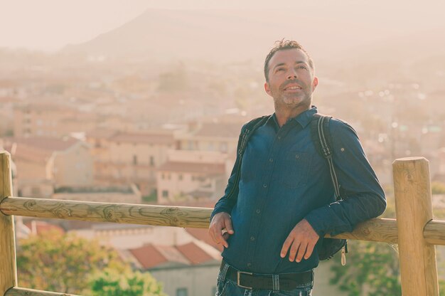 Hombre turístico de pie en el centro de la ciudad