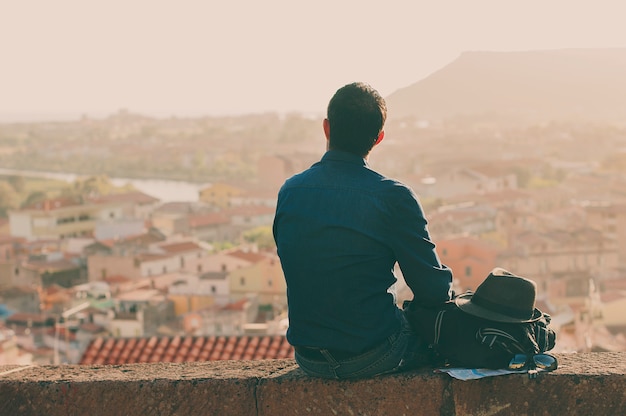 Hombre turístico que mira en el centro de la ciudad durante su viaje en Italia