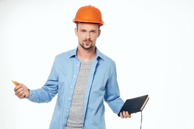 Foto hombre en uniforme de construcción protección de fondo de luz foto de alta calidad