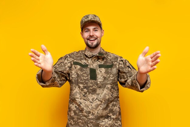 un hombre en uniforme militar con las manos en alto