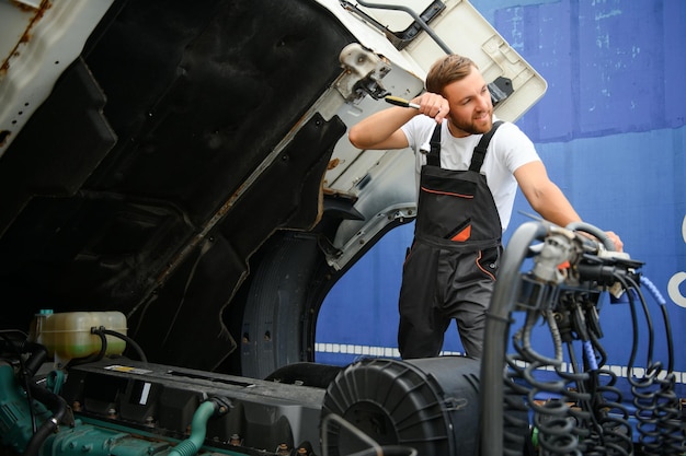 Hombre en uniforme Reparación de camiones Mal funcionamiento del automóvil