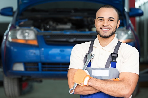 Foto hombre en uniforme de trabajo con herramientas