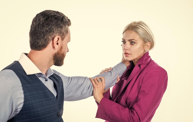 Foto el hombre usa abuso físico a la mujer la pareja familiar tiene problemas en la relación violencia doméstica como forma de género de abuso extremo de los derechos humanos crisis en las relaciones autodefensa agresión