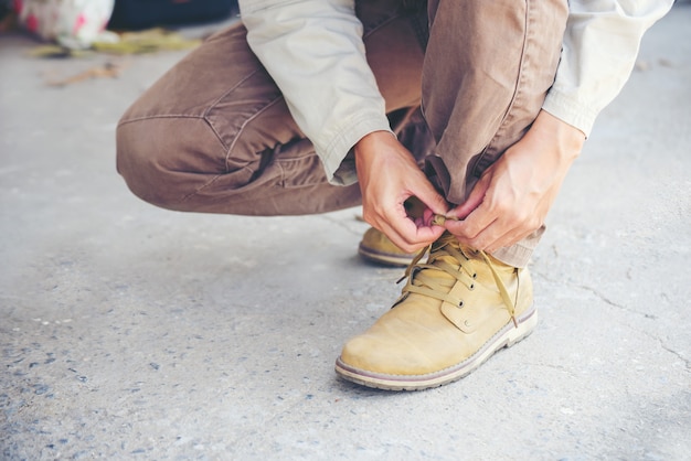 Foto el hombre usa botas marrones.