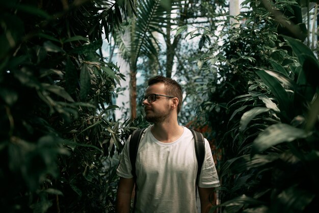 El hombre usa una camisa blanca sin logo al aire libre