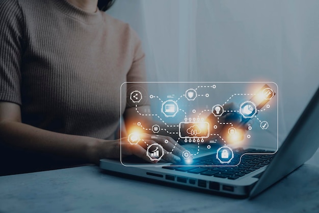 El hombre usa una computadora portátil con un diagrama de computación en la nube que se muestra a mano Tecnología en la nube Almacenamiento de datos Concepto de servicio de red e Internet