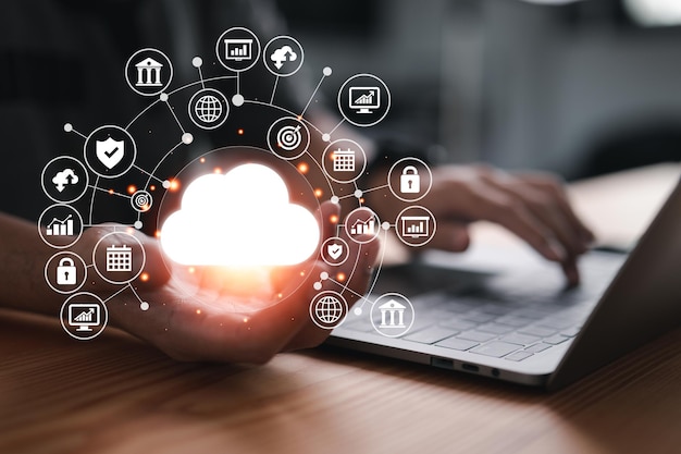 Un hombre usa una computadora portátil con un diagrama de computación en la nube que se muestra en su mano Tecnología en la nube Almacenamiento de datos Conceptos de servicios de red e Internet