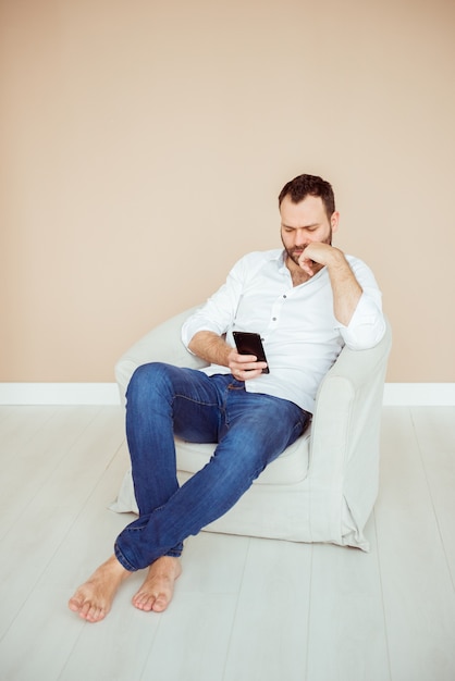 Hombre usa tableta para buscar trabajo desde casa