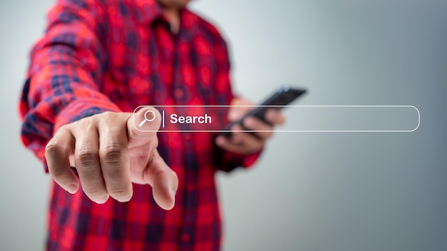Hombre usa teléfono celular para buscar datos en Internet para encontrar información