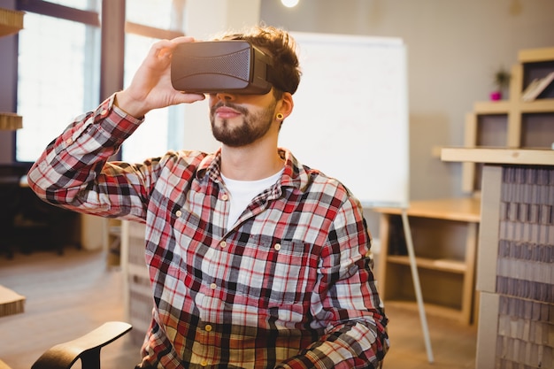 Foto hombre usando casco de realidad virtual