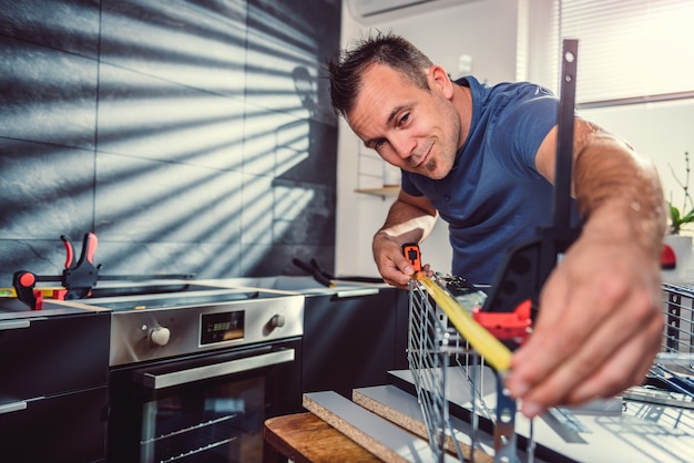 Hombre usando una cinta métrica