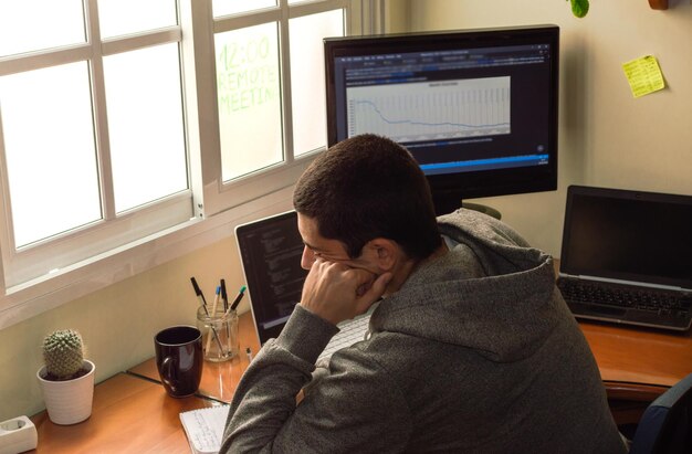Hombre usando computadora en casa