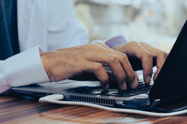 Hombre usando computadora de comercio en línea en casa