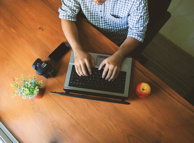 Un hombre usando la computadora. Lugar de trabajo con tableta digital