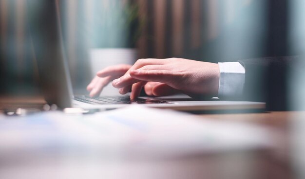 hombre usando una computadora portátil buscando información de navegación web teniendo un lugar de trabajo en casa