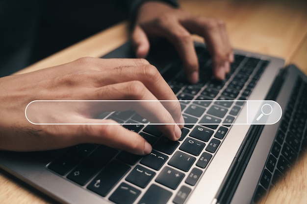 Hombre usando una computadora portátil para buscar información con la barra de búsqueda, navegador web.