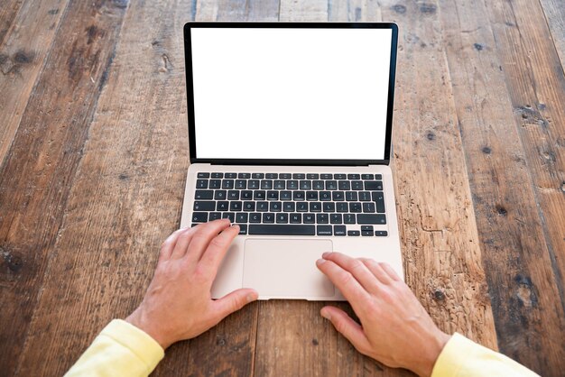 Foto hombre usando computadora portátil maqueta de pantalla blanca en blanco