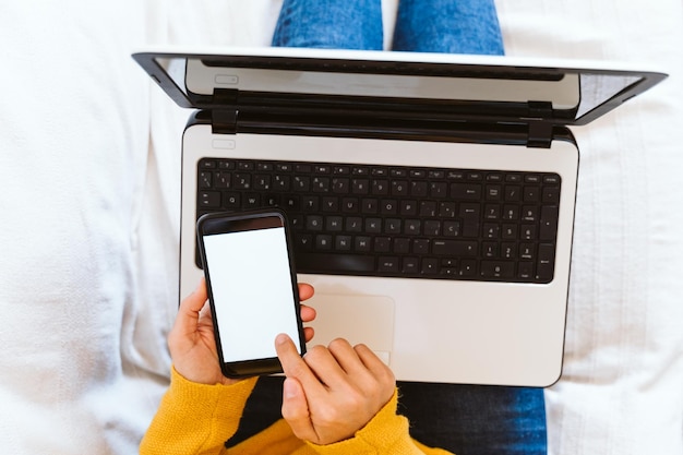 Hombre usando una computadora portátil en la mesa