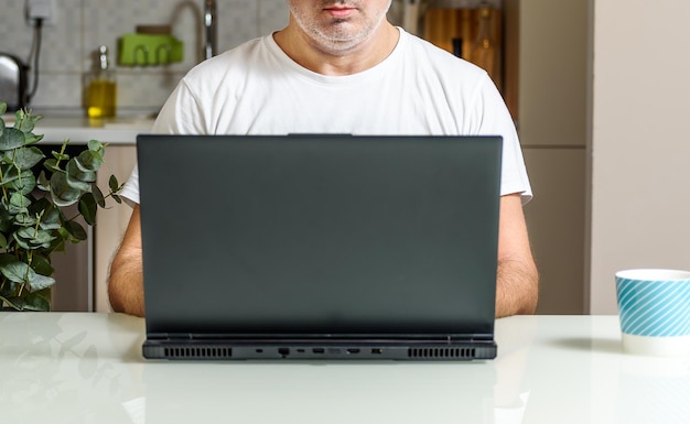 Hombre usando computadora portátil en la mesa