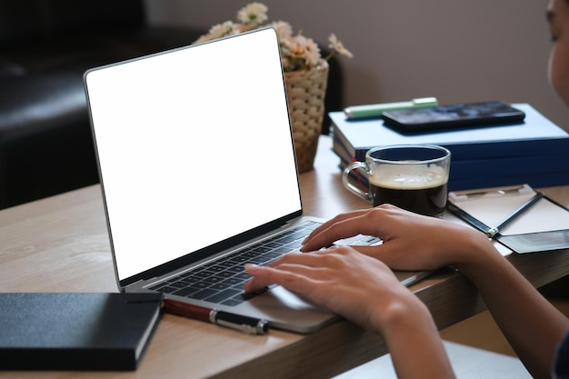 Hombre usando computadora portátil en la mesa